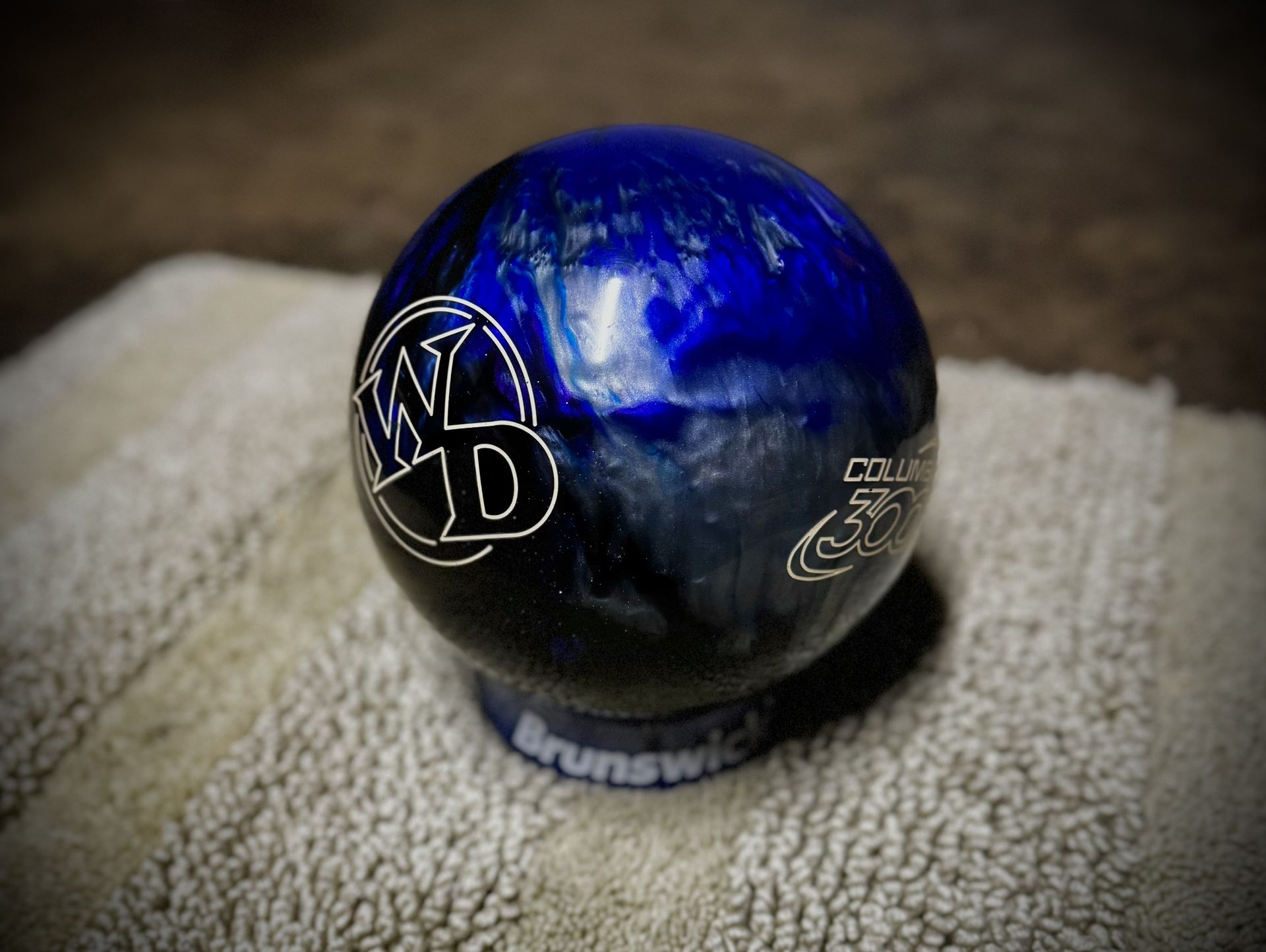 Columbia 300 White Dot Bowling Ball 14lbs No thumb