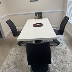 Dining Table w/4 Chairs