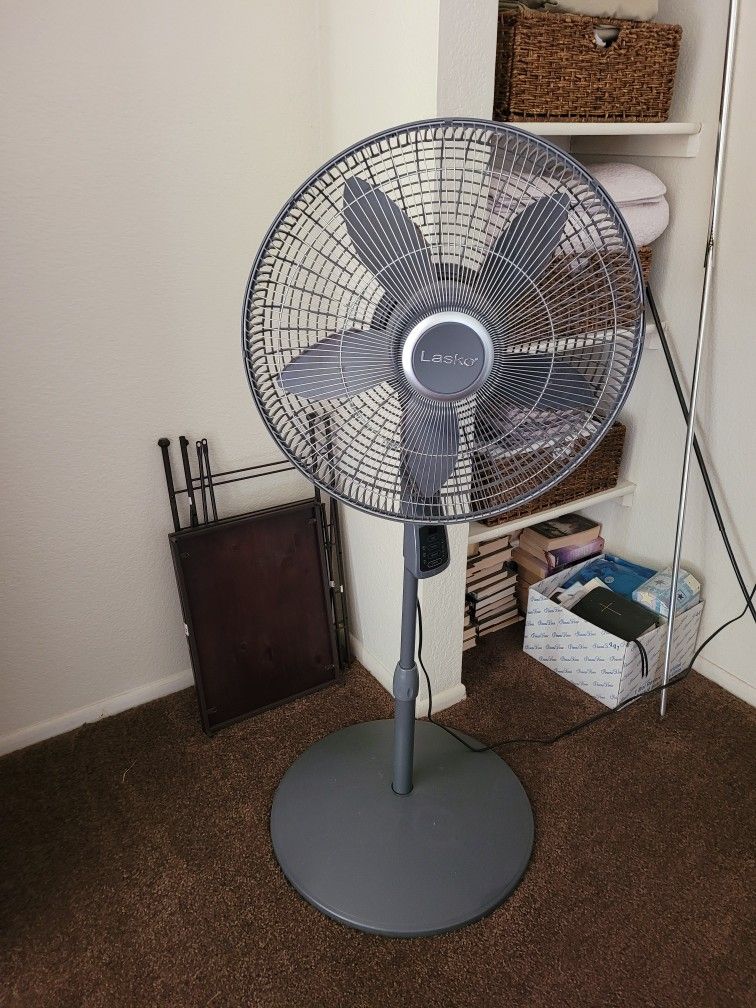 Laskon Oscalting Floor Fan, Lightly Used, Speed, Timer, Oscalating Controls, With Remote, Cash Only, No Delivery