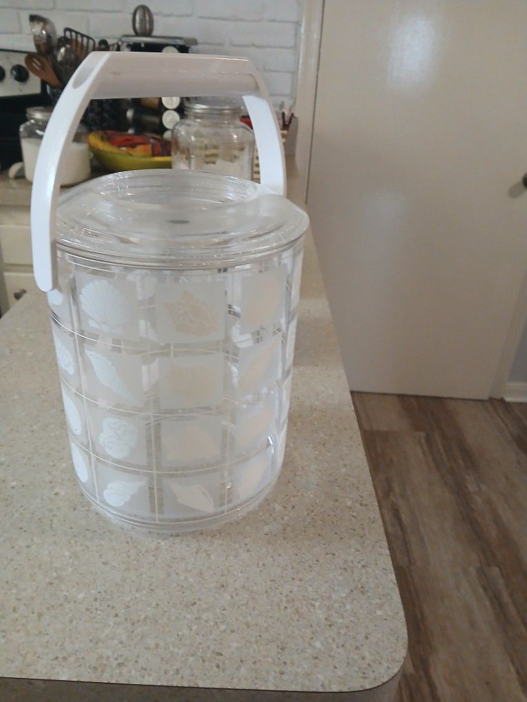 Ice bucket with handle