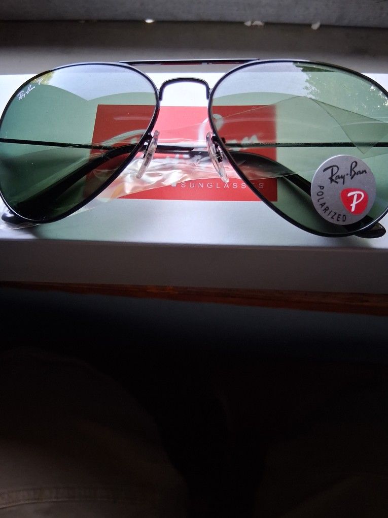 RAY BAN AVIATORS BLACK FRAME WITH POLARIZED DARK GRAY LENSES. BRAND NEW
