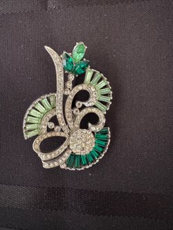 vintage Art Deco style emerald and clear rhinestone ribbon spray brooch