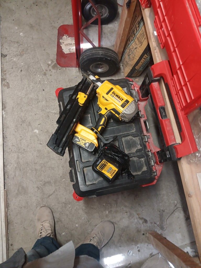 DeWalt Battery Framing Gun