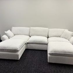 BRAND NEW SECTIONAL COUCH