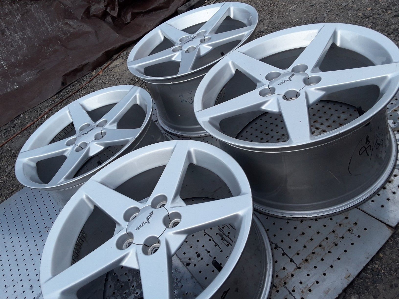 4 staggered wheels for Corvette