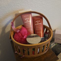 New Mary Kay Valentines Mother's Day Pink Apple And Almond Shower Gel And Body Lotion Set Candle Basket 