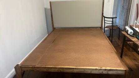 Gavetero blanco mesita de noche flotante y  cama quenn