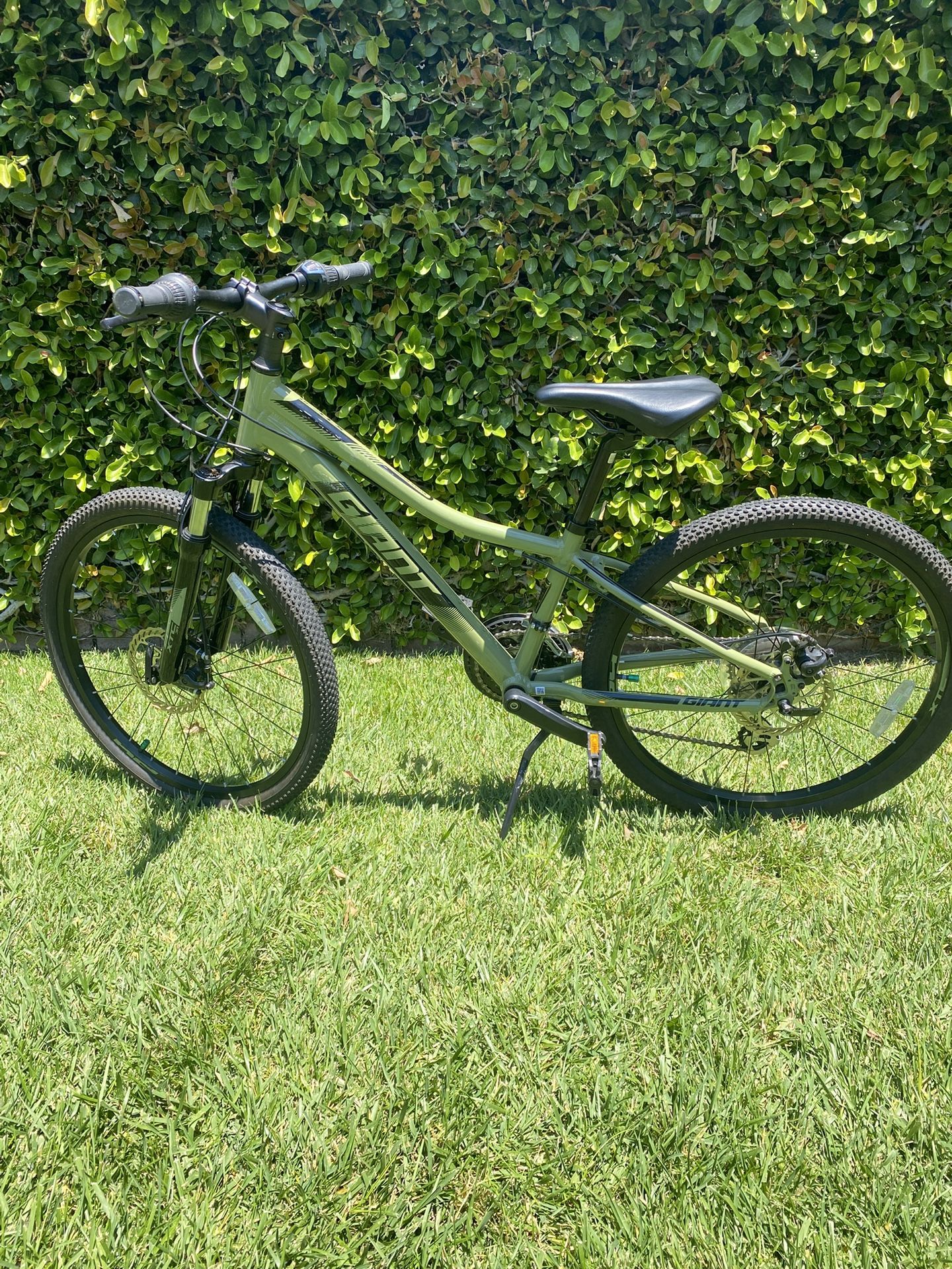 26” Giant Mountain Bike , Disc Brakes , Front Suspension, Shimano Altus Components