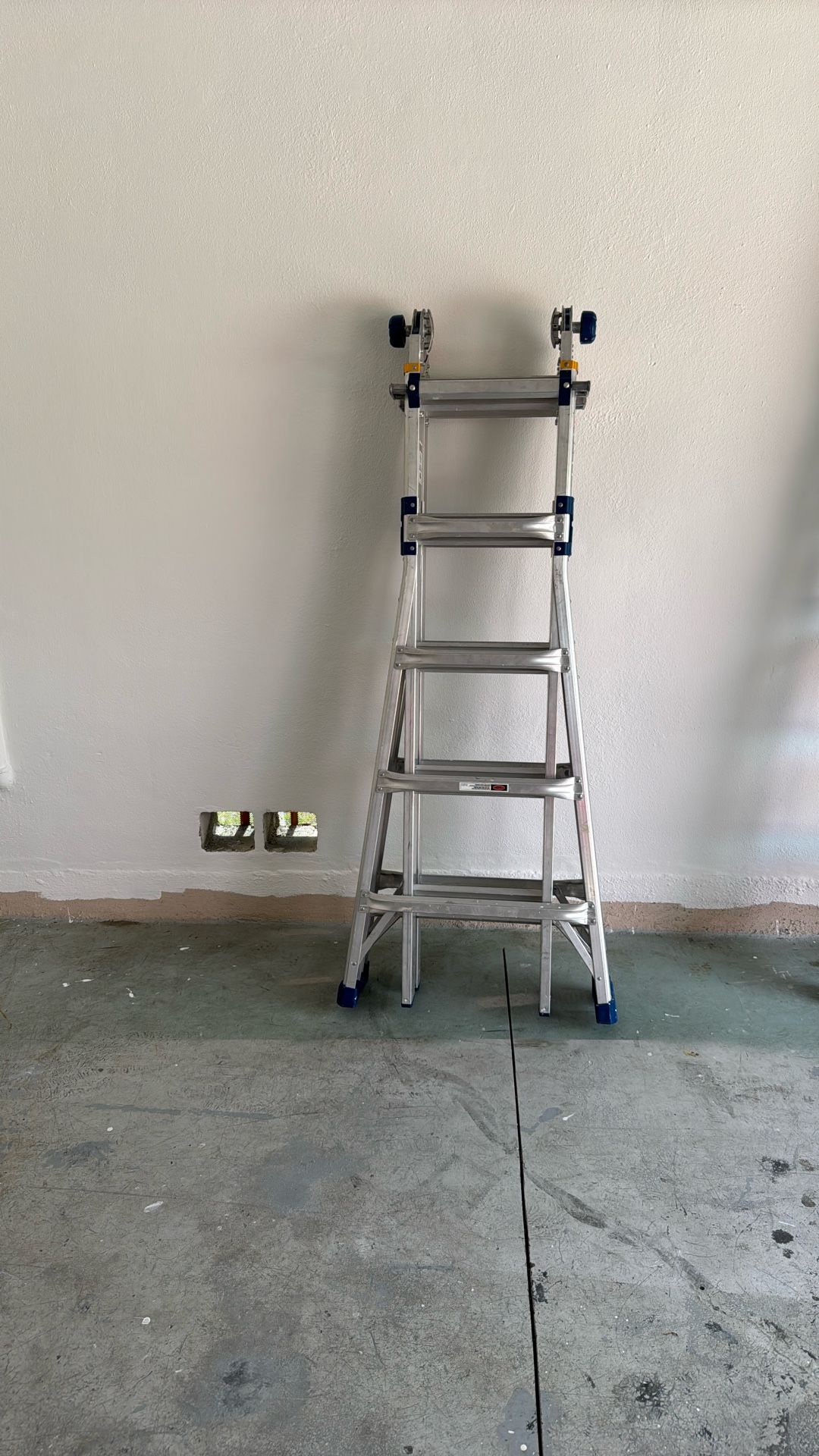 Ladder Werner 22’ and 375 lb capacity