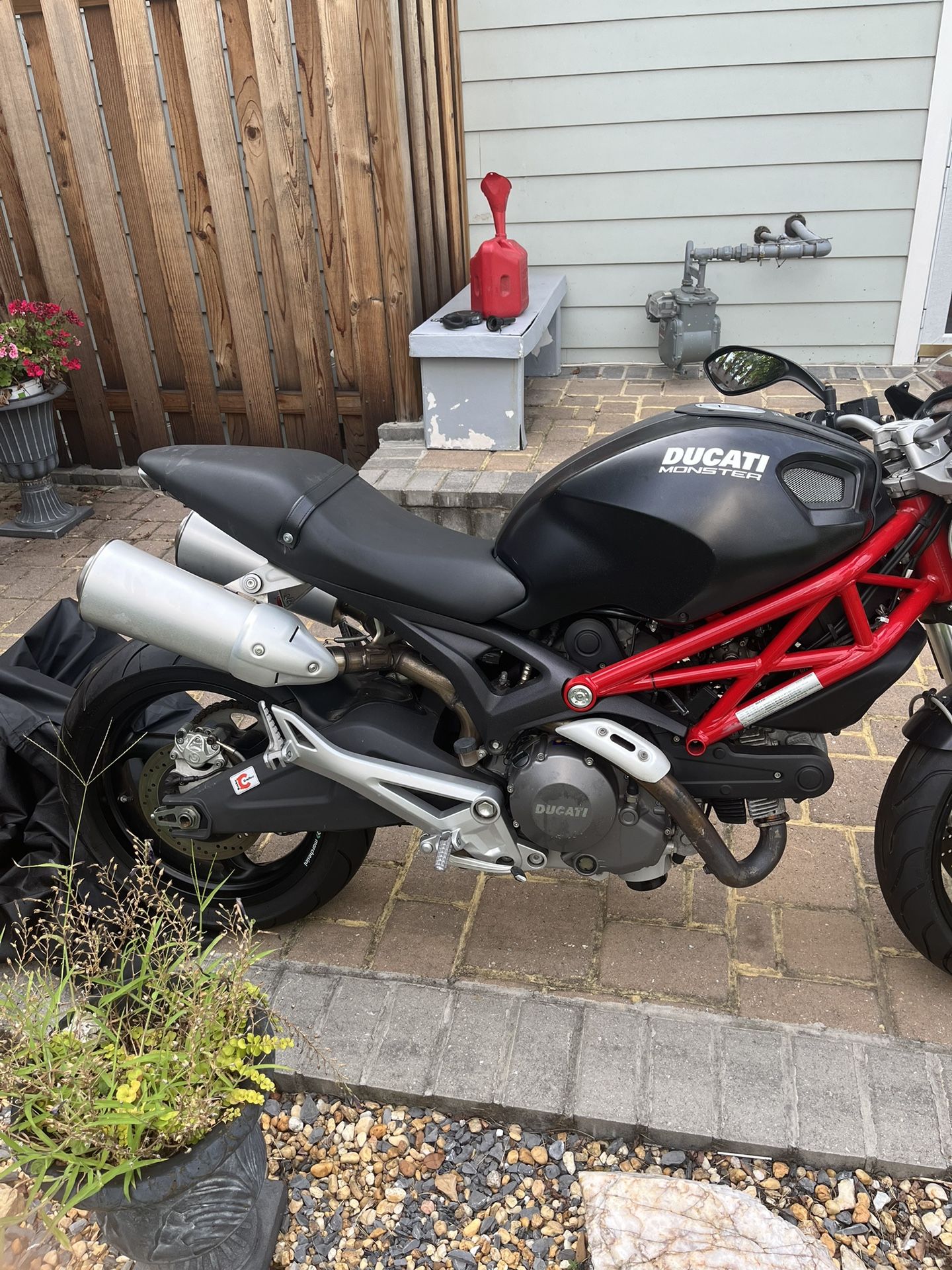 2009 Ducati 696