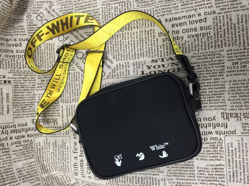 OFF-White logo crossbody bag

Off-White - Logo Nylon Crossbody Bag