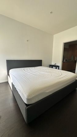 California King Bed with 4 drawers + Free Mattress