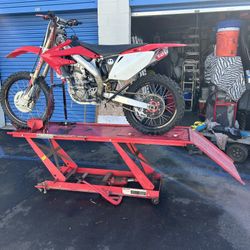 Honda CRF450R motocross bike on a dirt bike lift 2005 ( Lift Table Included)