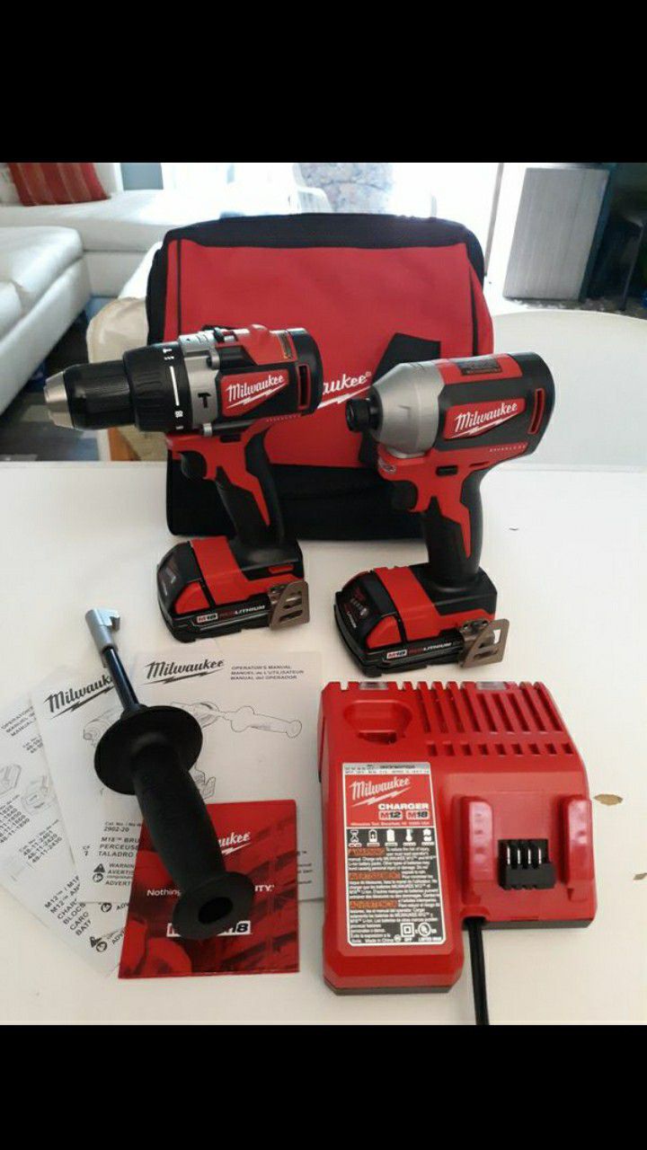 MILWAUKEE M18 BRUSHLESS. HAMMER DRILL , IMPACT DRIVER WITH 2 BATTERIES , CHARGER AND BAG. NEW. NUEVO