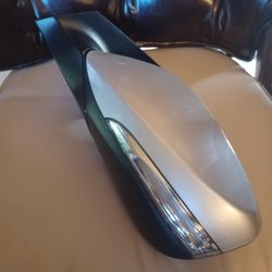 (OEM) 2011-2016 Hyundai Elantra Left Drivers Side Mirror. Asking $250  (Shiping Is Available)