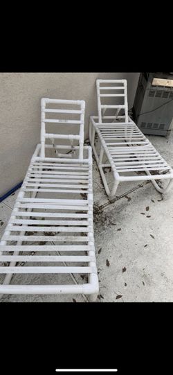 2 patio Lounge Chairs