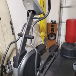 Horizon Elliptical E900