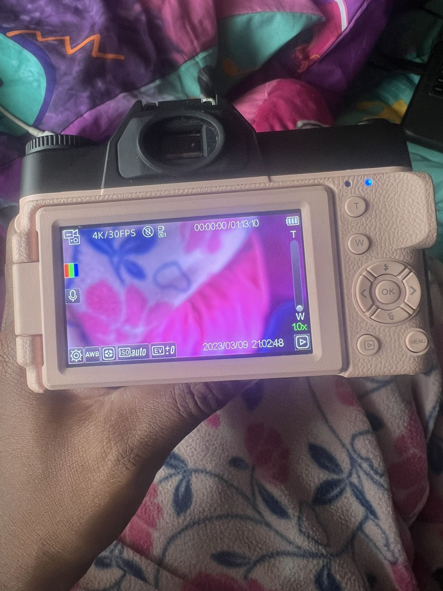 4k Pink vlogging camera 