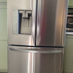 Selling LG Refrigerator 