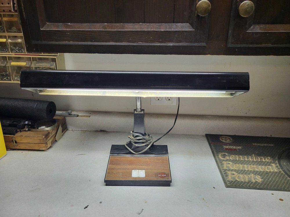 18" FLOURESCENT SHOP LIGHT FIXTURE