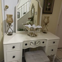 Vanity Desk/ Makeup 