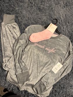 New with tags Women’s Pajama set with fuzzy socks Size Small $10