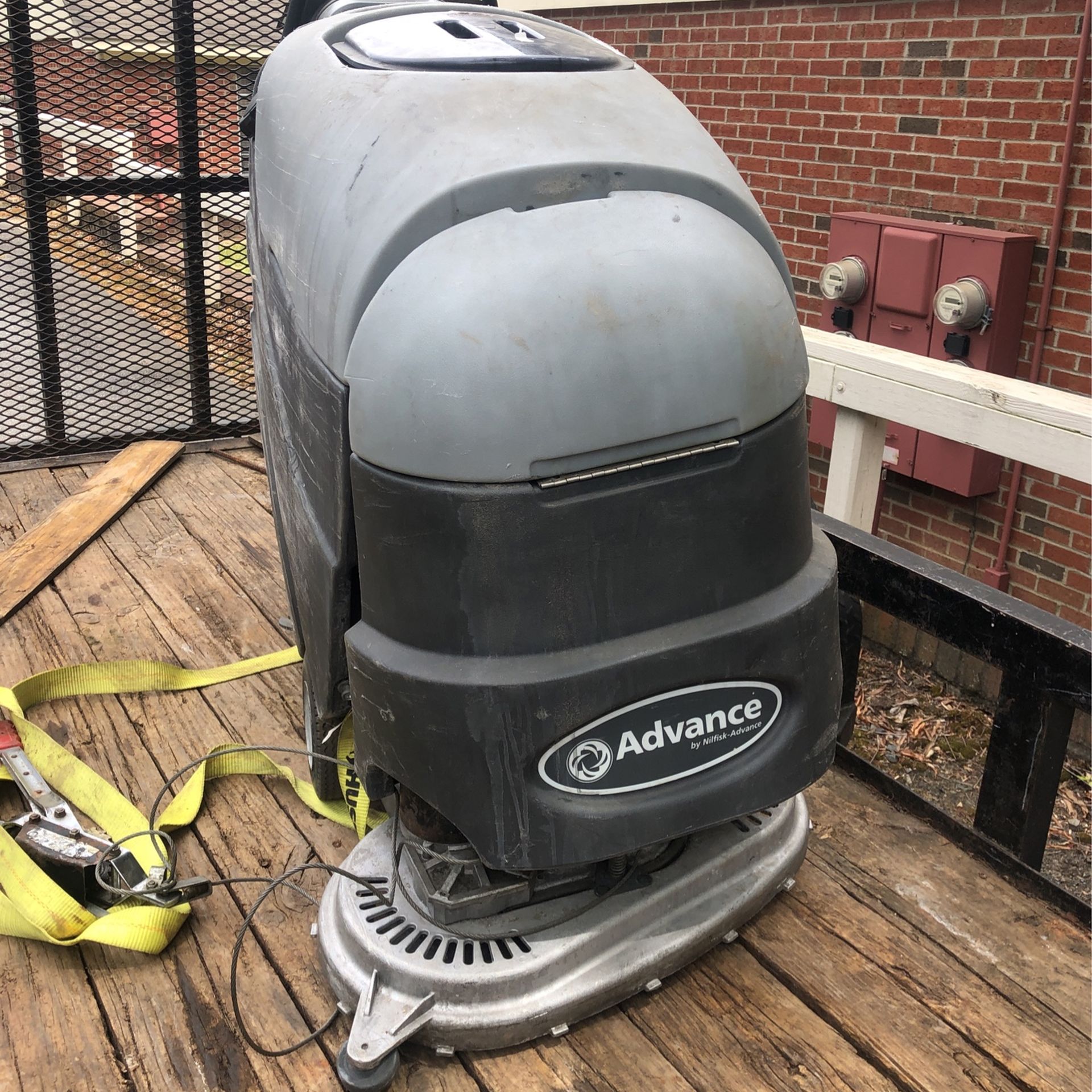 WALK BEHIND FLOOR SCRUBBER