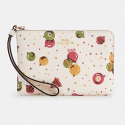 NWT COACH ORNAMENT PRINT CORNER ZIP WRISTLET