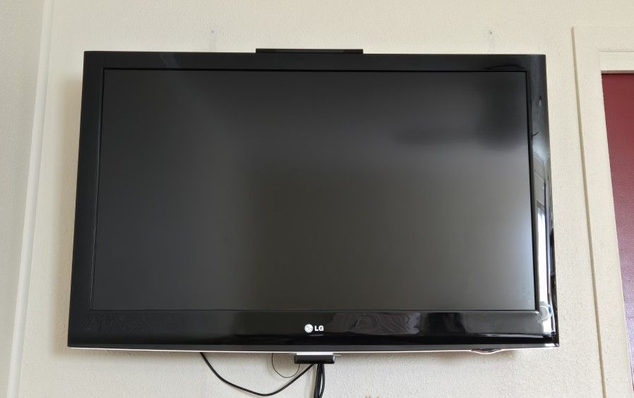 LG 42" 1080P LCD HD TV
