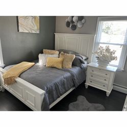 Queen, Three-Piece, Off-White Bedroom Set