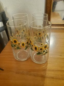 8 Brand New Cute Drinking Glasses All For $20 Still In Box 📦 