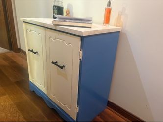 Vintage nightstand/sidetable