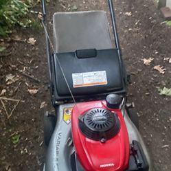 Honda HHR-216 Rear Self Propelled Rear Bagger Lawn Mower