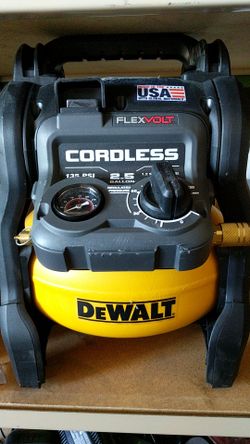 DeWalt cordless 2.5 gallon 135 psi flexvolt portable air compressor
