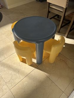 Little Yikes Table And 4 Chairs 