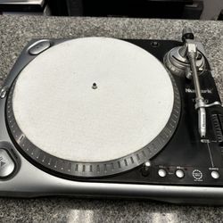Numark Turntable TT200 