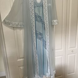 Laced  Long Gown/Bata De Noche Con Encaje