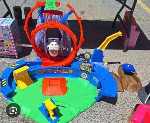 Hot wheels monster truck T. rex play set