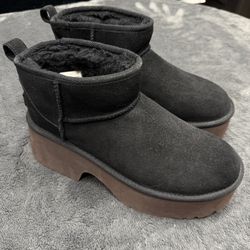 NEW Women's UGG Classic Ultra Mini New Heights Boots, Size 10, color is black! 