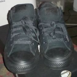 BRAND NEW CONVERSE MEN'S SIZE 8.5 , TOO BIG FOR ME DONT HAVE TIME TO RETURN 