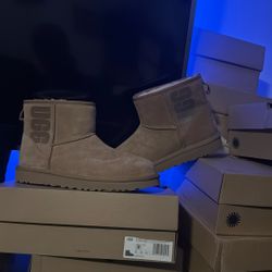 UGG. BOTAS.   Size #  10.  $.  70