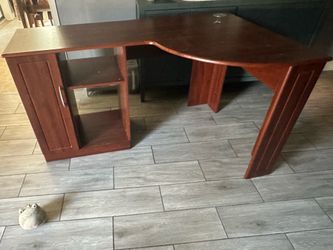 Corner desk
