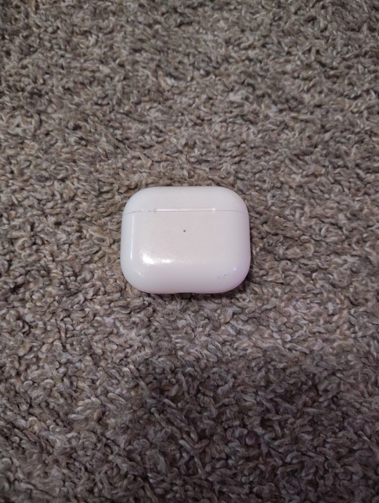 Selling AirPods One Earpiece Tho