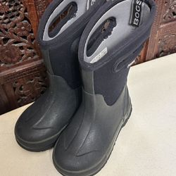 Bogs Kids' Classic II Solid Boots  100% waterproof. Size 11. Hood condition signs of normal wear on the heels. Otherwise it’s in good condition