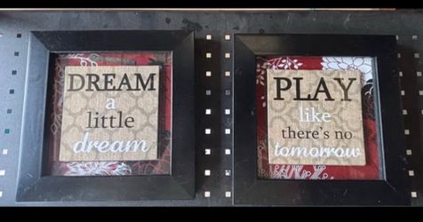 2 inspirational quotes in wooden frames.