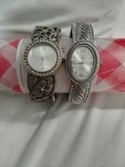 Charming Charlie Ladies Cuff Watch Lot Set of 2 Silver Gold RhinestoneDescriptionBeautiful lot of 2 Charming Charlie women's cuff watches.