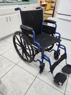Drive Medical Lightweight Folding Wheelchair Virtually Unused 18"