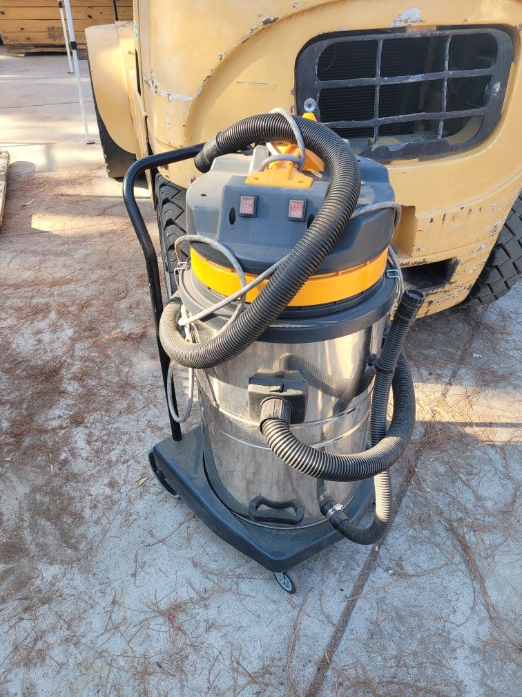 18 Gallon Stainless Steel Wet / Dry Vacuum