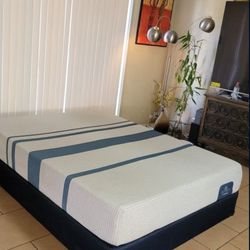VERY NICE LIKE NEW QUEEN SIZE SERTA ICOMFORT MATTRESS AND BOXSPRING FOR SALE! IN GREAT CONDITION, FREE DELIVERY