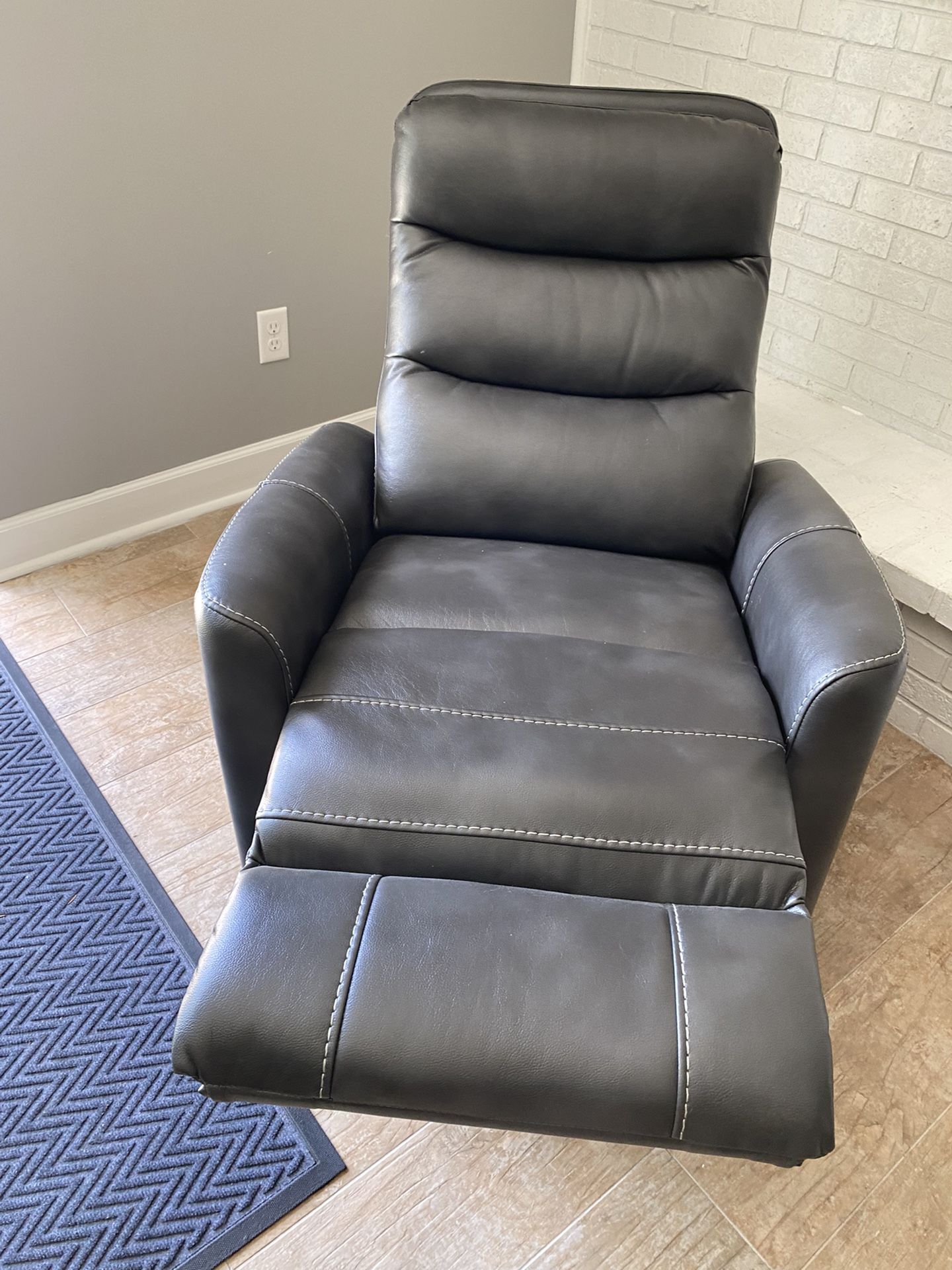 Rooms To Go Gray Swivel Recliner